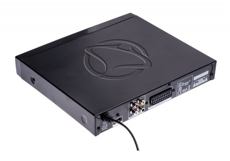 Czarny odtwarzacz DVD, widok z góry. Posiada logo i porty wejścia/wyjścia. Kabel jest podłączony.