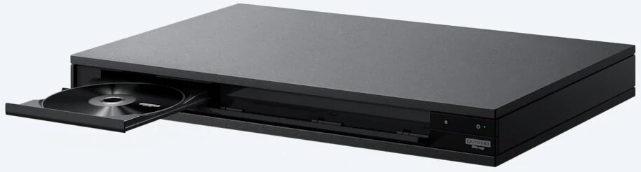 Czarny odtwarzacz DVD Sony z częściowo wysuniętą płytą, na białym tle.