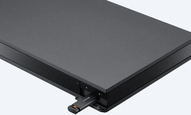 Czarny odtwarzacz Blu-ray Sony z włożonym pendrivem USB.