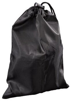 Czarny worek ze sznurkiem, zamknięty, na białym tle, odpowiedni do przechowywania.