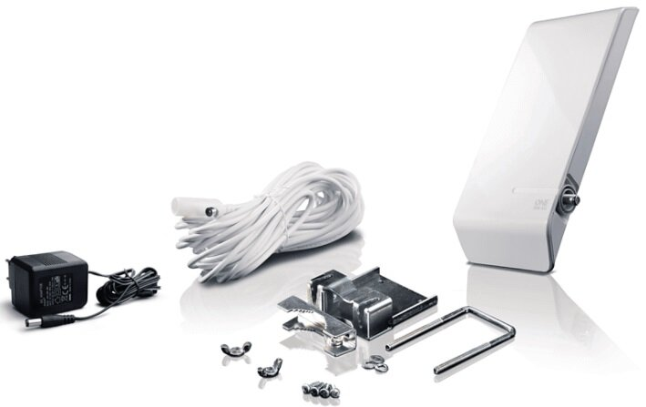 Biała antena z czarnym zasilaczem i kablami. Widoczne są różne akcesoria.