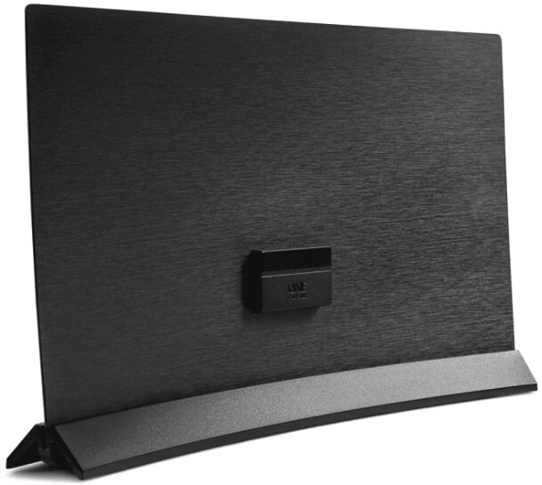 Czarna antena TV na podstawce, z teksturowaną powierzchnią, lekko pochylona.