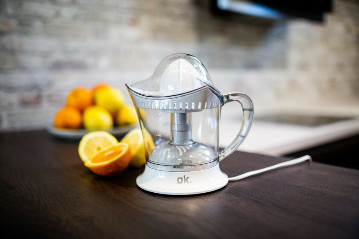 Czarny odkurzacz robot na białej powierzchni, z niebieskimi smugami światła.