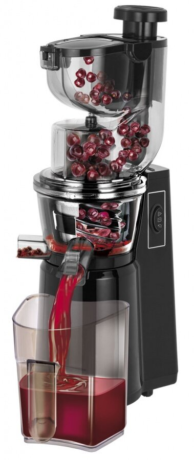 Czarna wyciskarka do soku z wiśniami w pojemniku, a sok wlewa się do szklanki.
