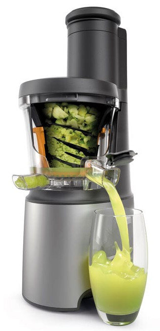 Sokowirówka w akcji z sokiem wlewanym do szklanki.