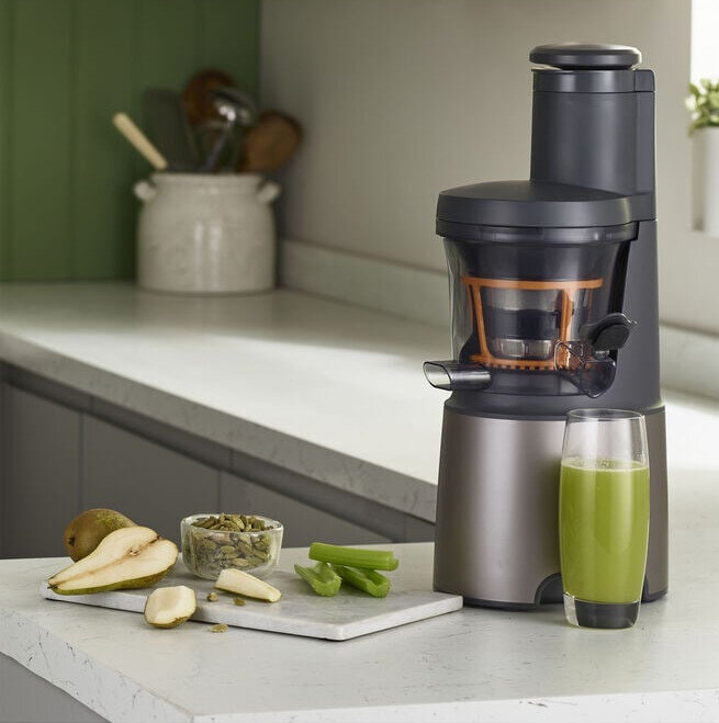 Wyciśnięty sok ze składnikami na białym blacie. Szklanka zielonego soku.