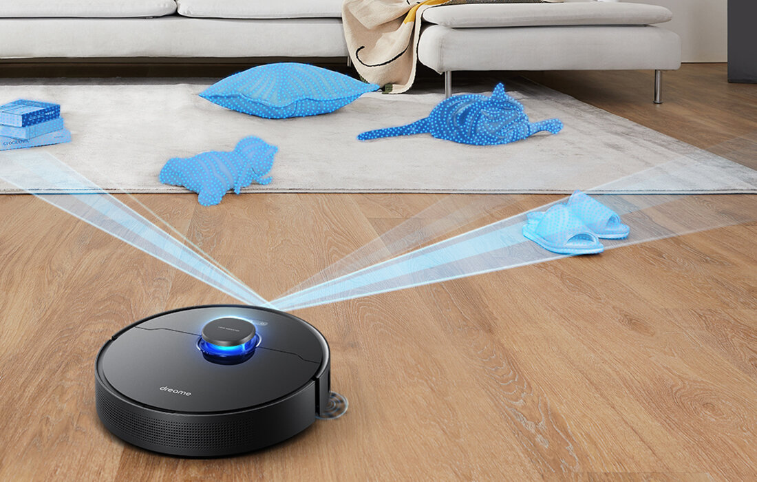 Odkurzacz robot sprzątający drewnianą podłogę.