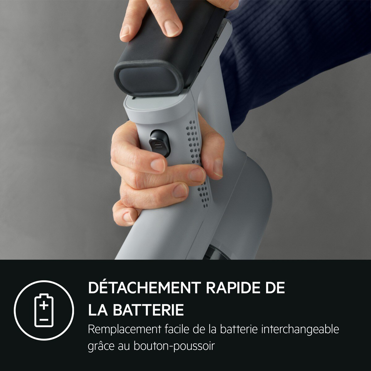 Mains retirant une batterie d'un aspirateur. Texte : Retrait rapide de la batterie.
