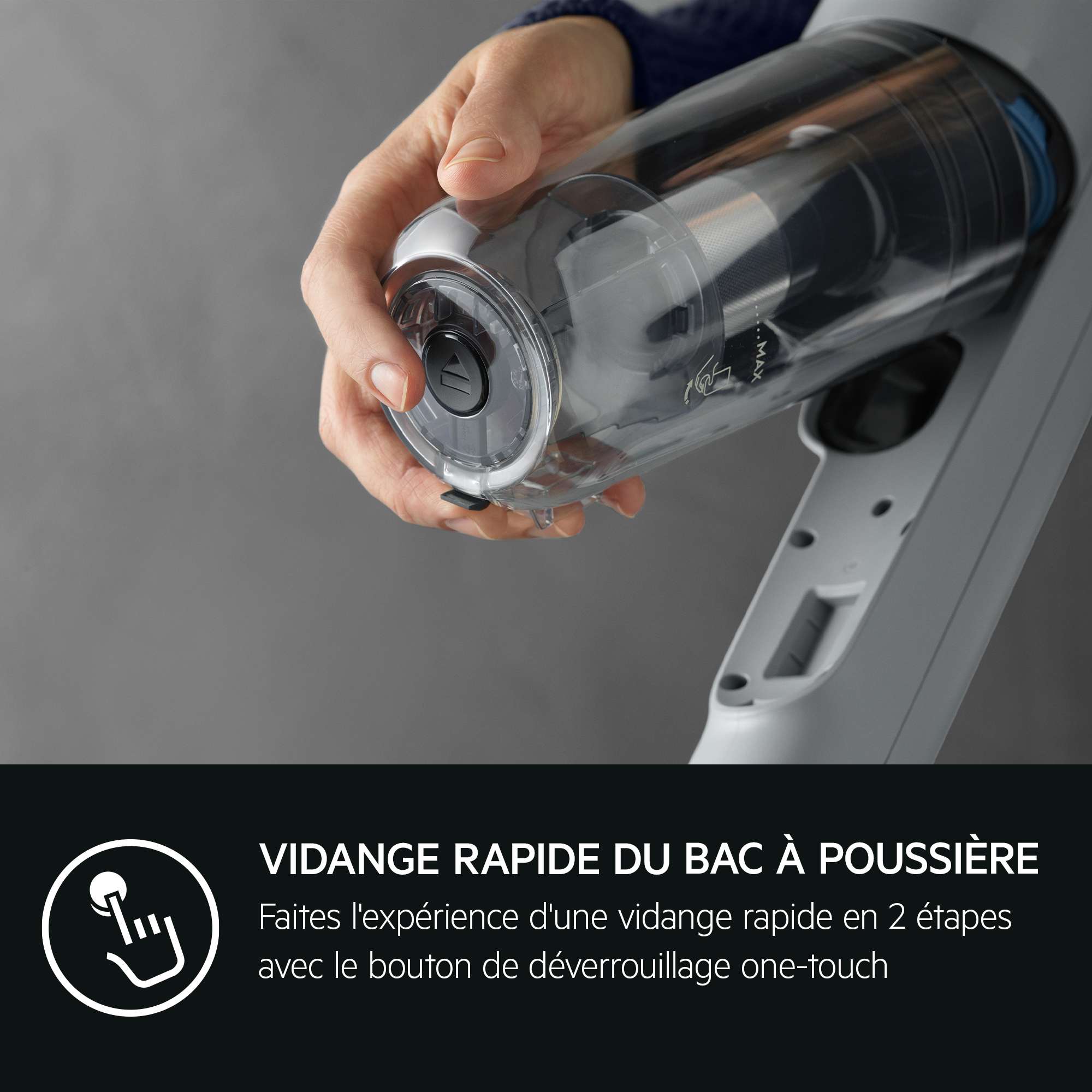 Main d'une personne tenant le collecteur transparent d'un aspirateur, texte.