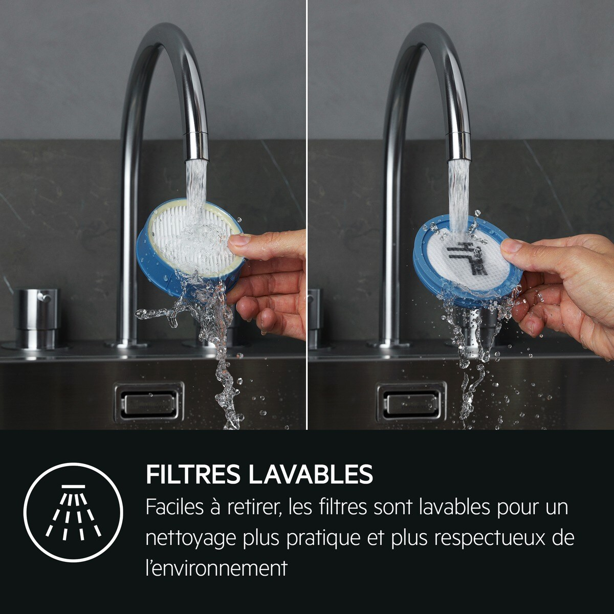 Mains rinçant des filtres sous un robinet. L'eau coule sur les filtres, texte en français.