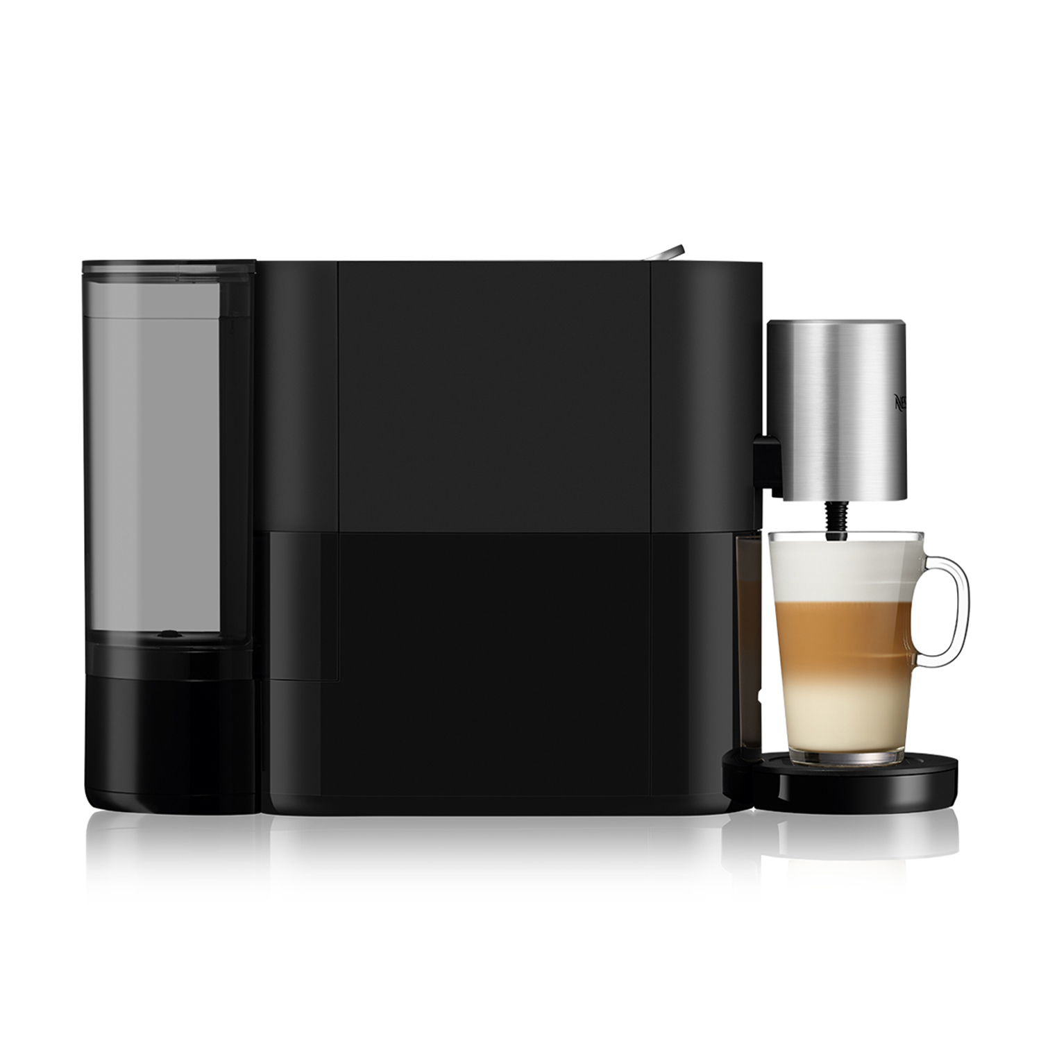 Macchina da caffè Nespresso nera. Un bicchiere di caffè a strati viene riempito di caffè.