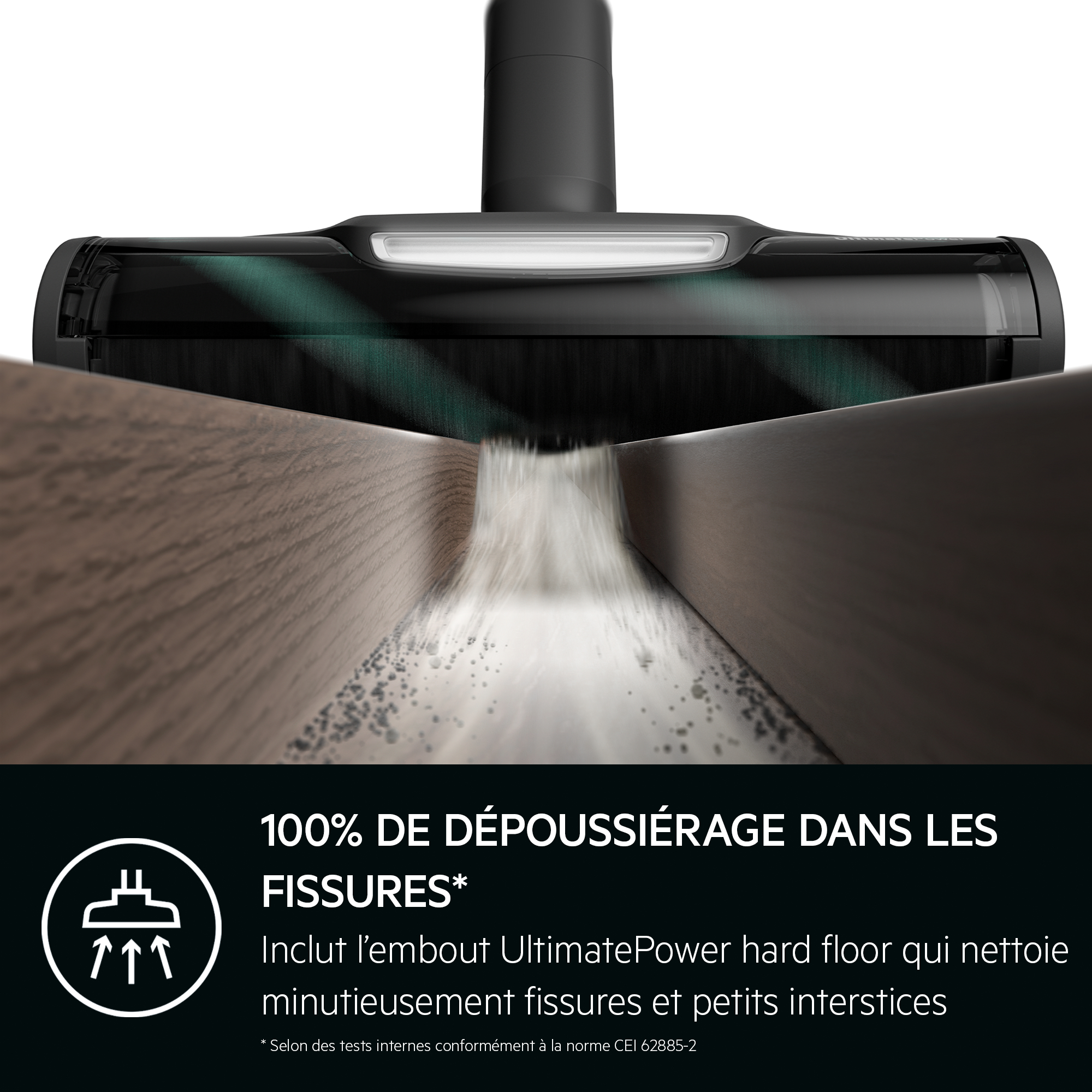 Gros plan de la tête d'aspirateur. Poussière blanche aspirée. Texte : 100% d'élimination de la poussière dans les fissures.