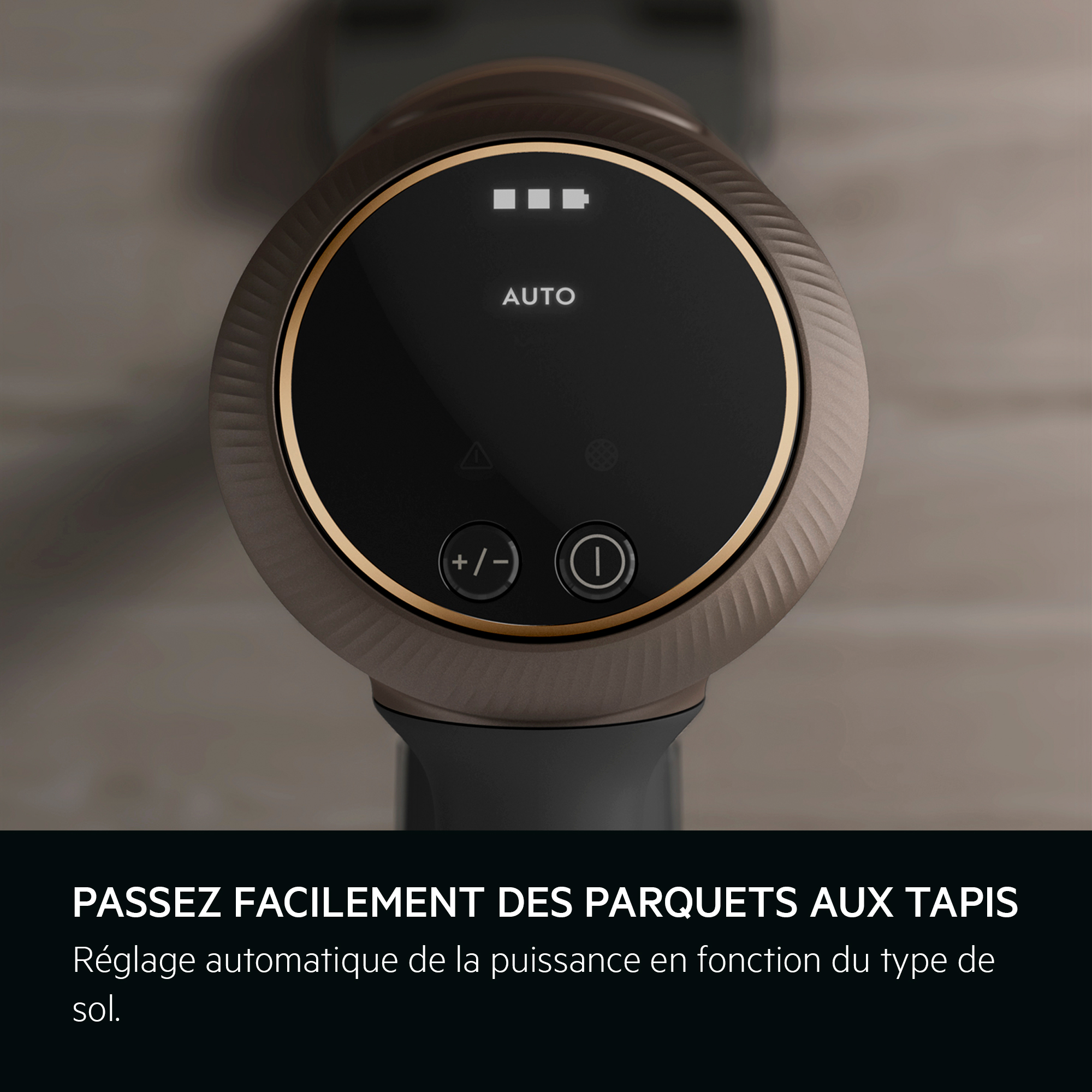 Gros plan sur le panneau de commande d'un aspirateur. Il affiche des icônes et des boutons avec un mode auto.