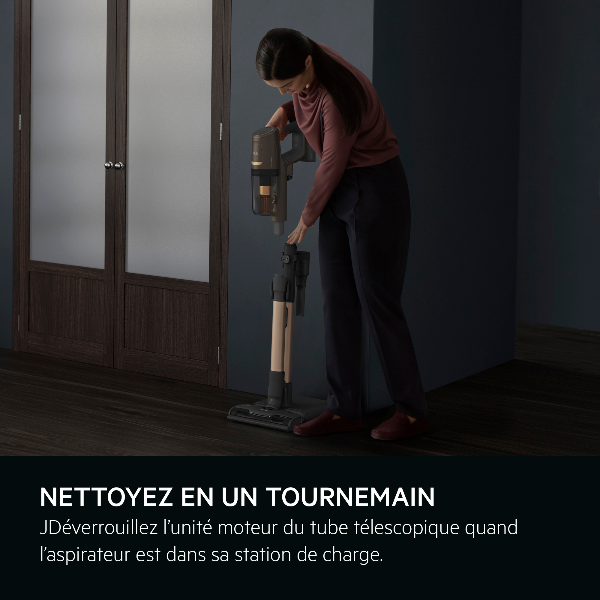 Une femme connectant un tube d'aspirateur à l'unité moteur. Le texte sur l'image est en français.
