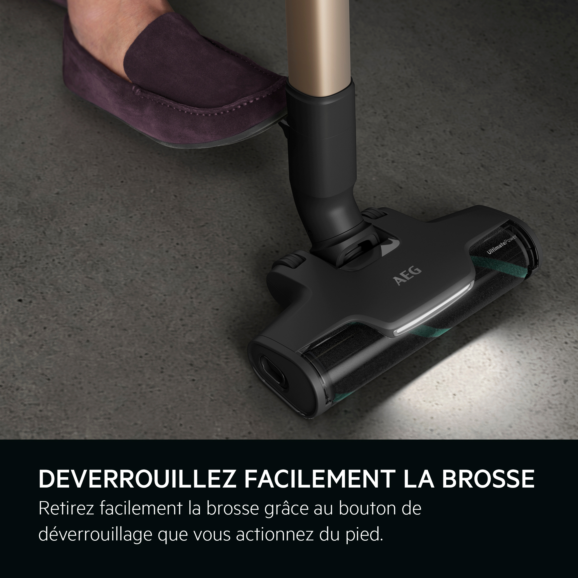 Un pied déverrouille facilement une brosse avec l'aspirateur AEG.