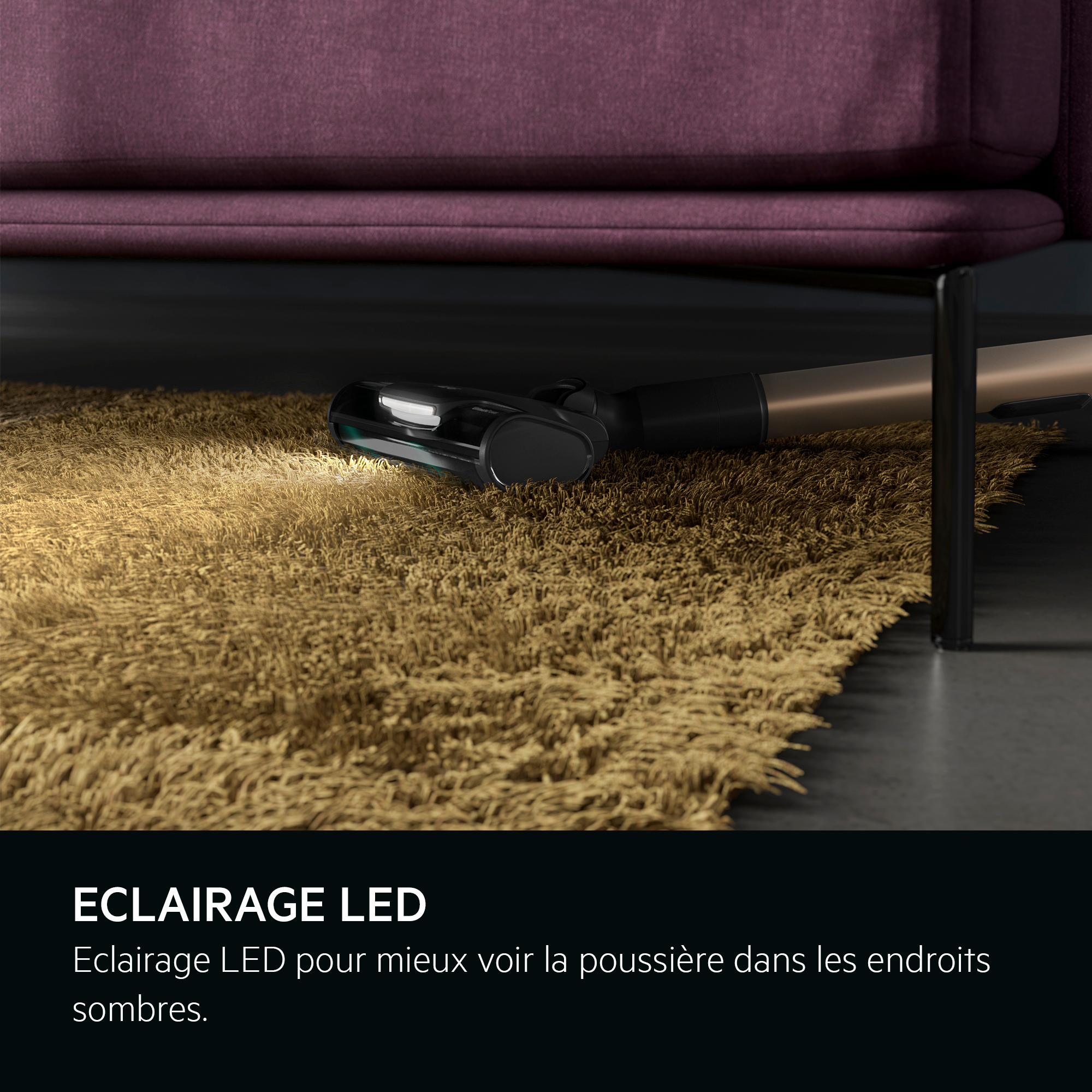 Tête d'aspirateur avec lumières LED éclairant un tapis. Un canapé en arrière-plan.