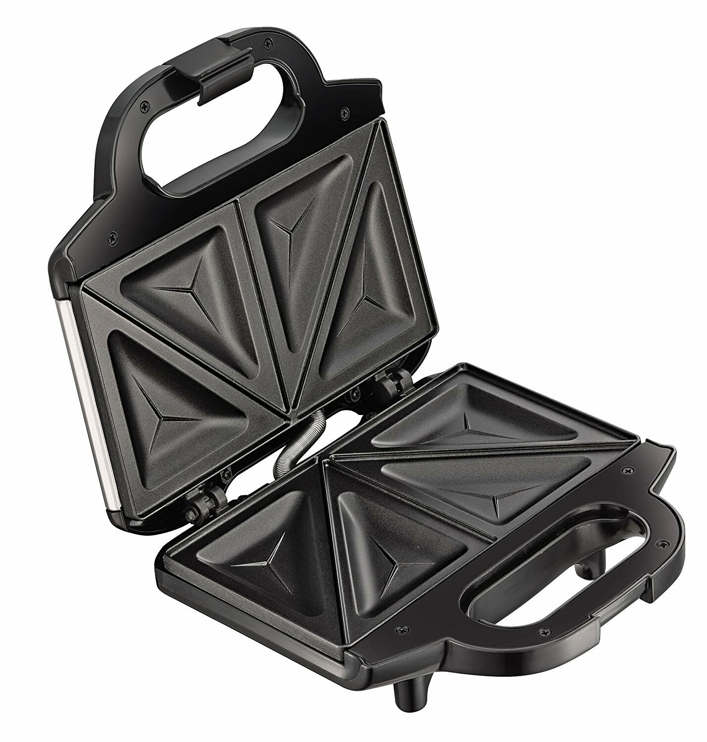 Czarny opiekacz do kanapek otwarty, z trójkątnymi płytami do gotowania. Uchwyt do góry, gotowy do kanapek.