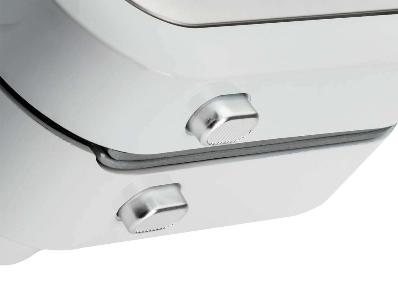 Biała deska sedesowa z dwoma srebrnymi przyciskami na dole. Białe tło.