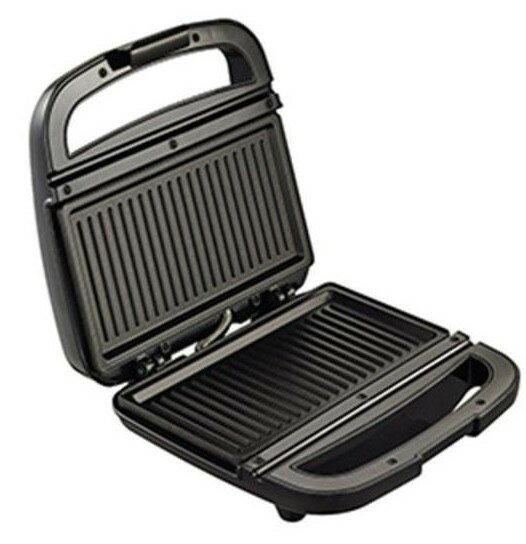 Czarny, otwarty grill do kanapek z śladami grillowania na płytach, na białym tle.