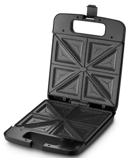 Otwarta, czarna opiekacz do kanapek z czterema trójkątnymi sekcjami, gotowa do użycia.