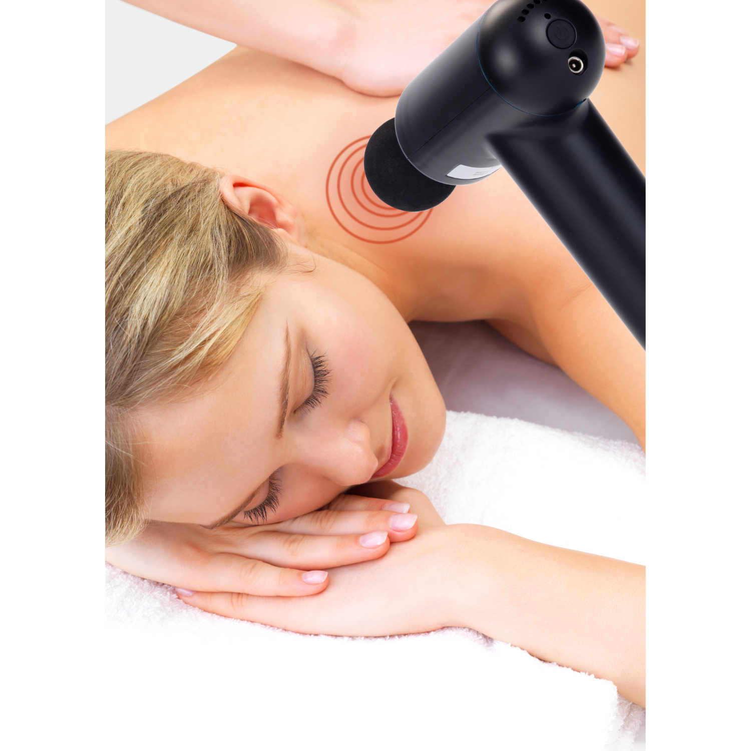 Vrouw krijgt een rugmassage met een zwart massagepistool.