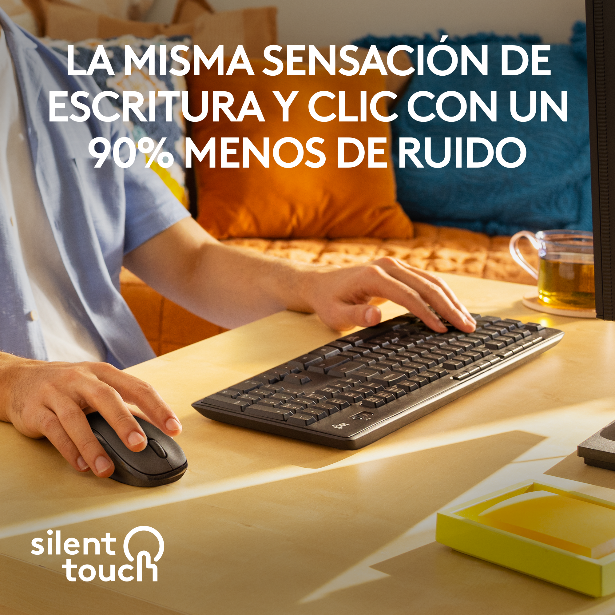 Persona usando un teclado y un ratón en un escritorio. Texto en español arriba. Objeto amarillo.