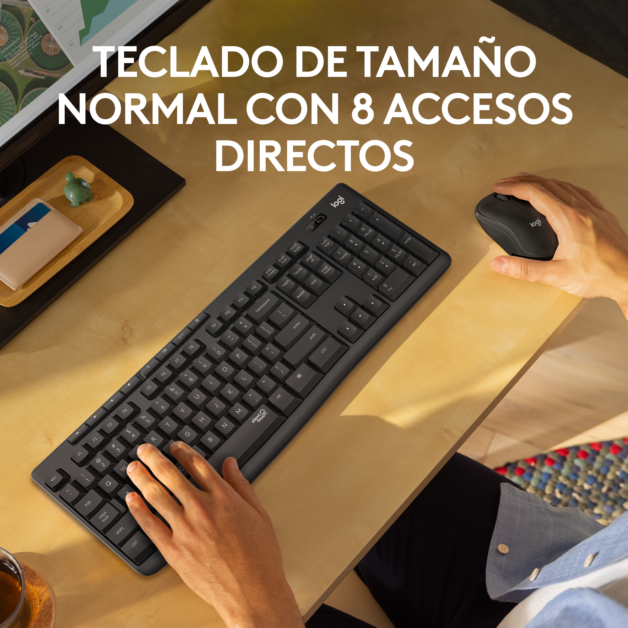 Teclado y ratón negros en escritorio de madera. Texto: Teclado de tamaño normal.