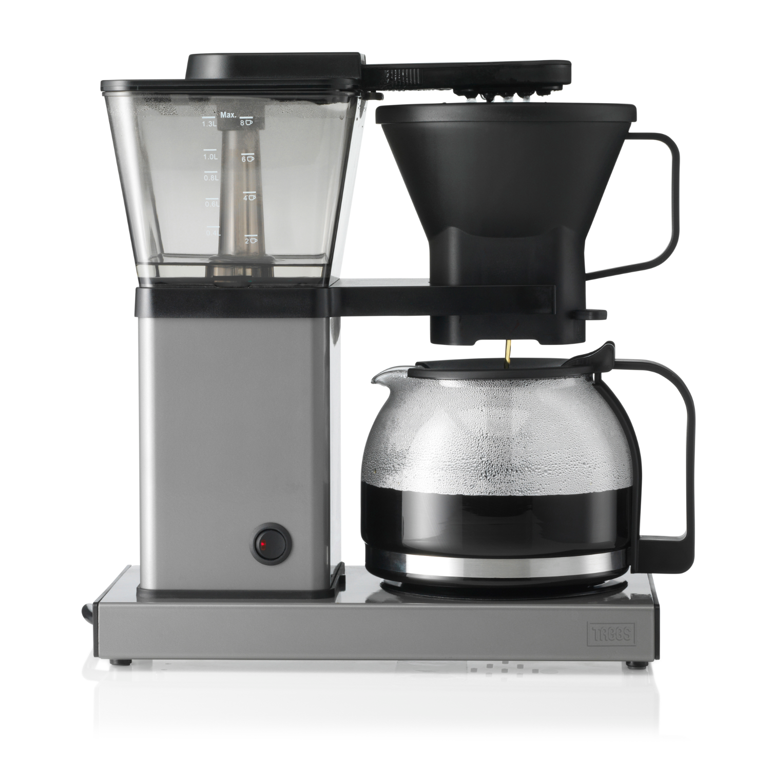 Koffiezetapparaat op een witte achtergrond. Glazen kan, zwarte deksel. Grijze basis met rode aan/uit-knop.