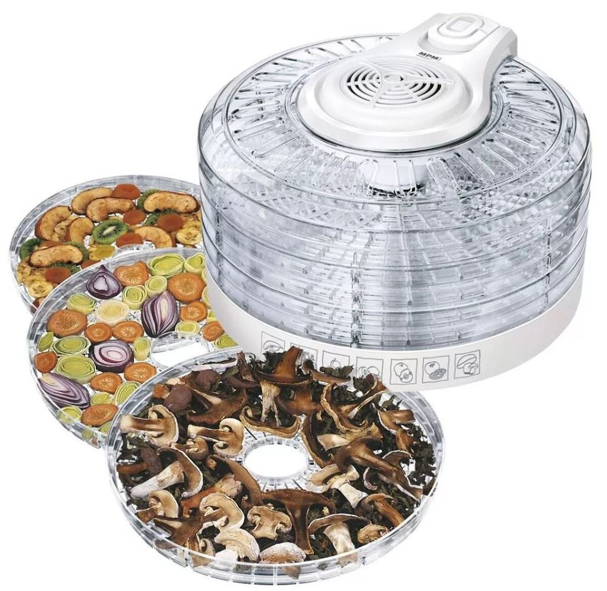 Suszarka do żywności z trzema tacami z jedzeniem. Zawiera grzyby, cebulę i suszone owoce.