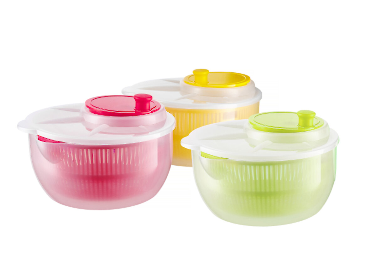 Trzy kolorowe wirówki do sałaty z białymi pokrywkami i przezroczystymi miskami, na białym tle.
