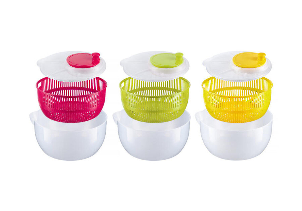 Trzy kolorowe wirówki do sałaty, zdemontowane, białe tło.
