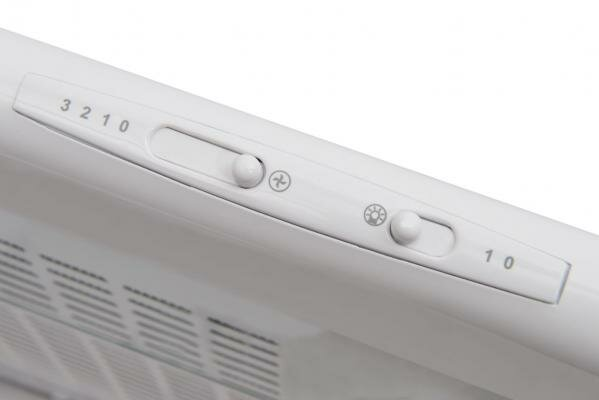 Zbliżenie panelu sterowania okapu z przyciskami i suwakami.