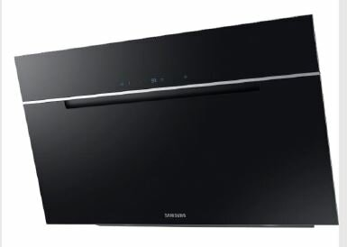 Czarny, kątowy okap kuchenny ze srebrną linią akcentującą.