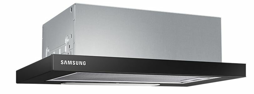 Czarny okap kuchenny Samsung. Z przodu widnieje nazwa marki 'SAMSUNG'. Srebrne metalowe wykończenie.