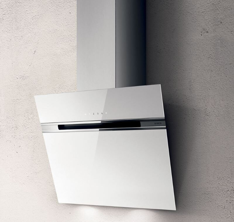 Biały, nowoczesny okap kuchenny na tle teksturowanej białej ściany. Ma elegancki design z cyfrowym wyświetlaczem i akcentami ze stali nierdzewnej.