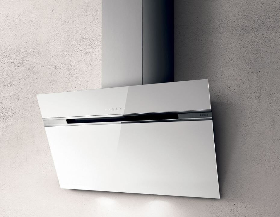 Biały, nowoczesny okap kuchenny z czarną linią i marką 'elica' na teksturowanej ścianie.