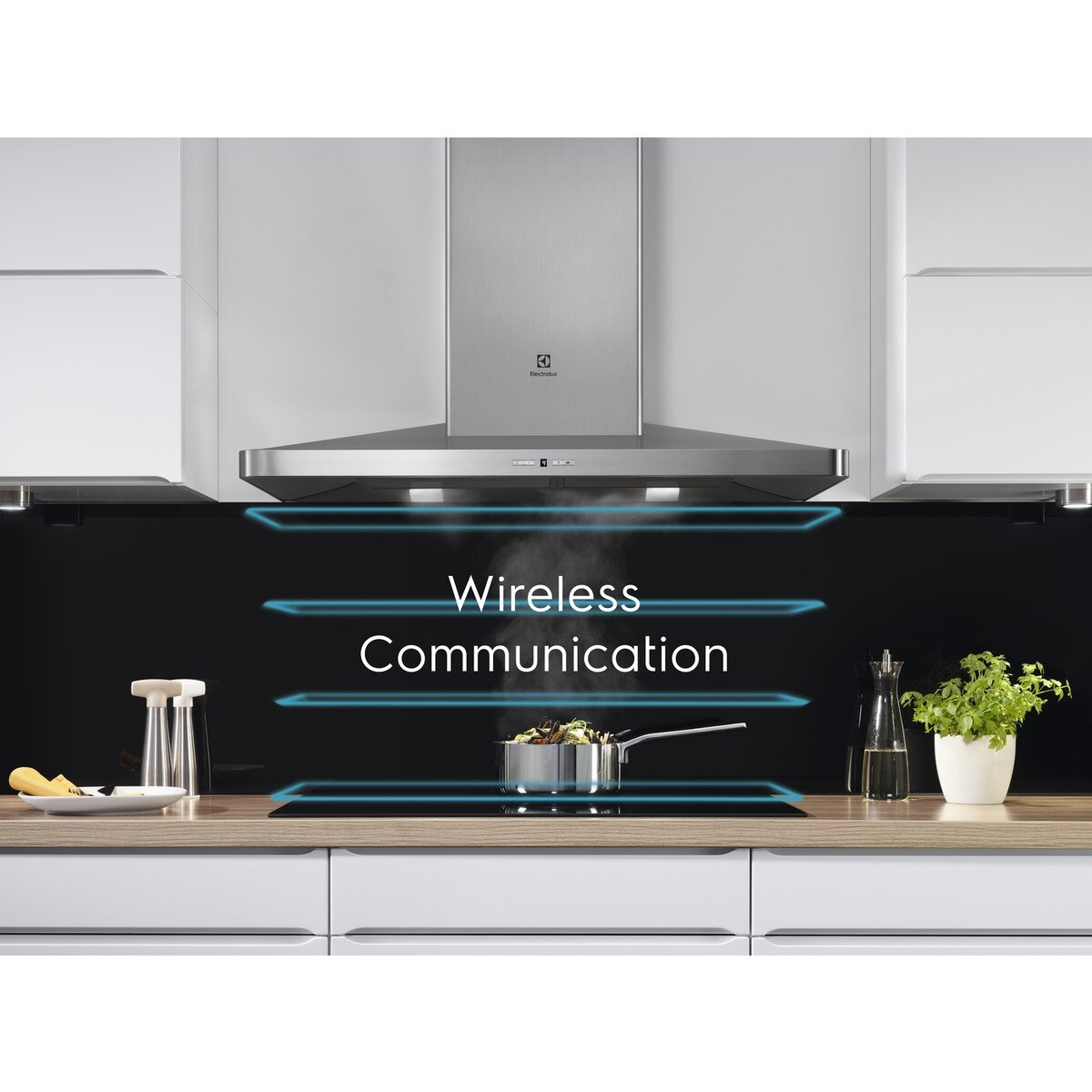 Nowoczesna kuchnia z okapem Electrolux, płytą indukcyjną i tekstem 'Bezprzewodowa komunikacja'.