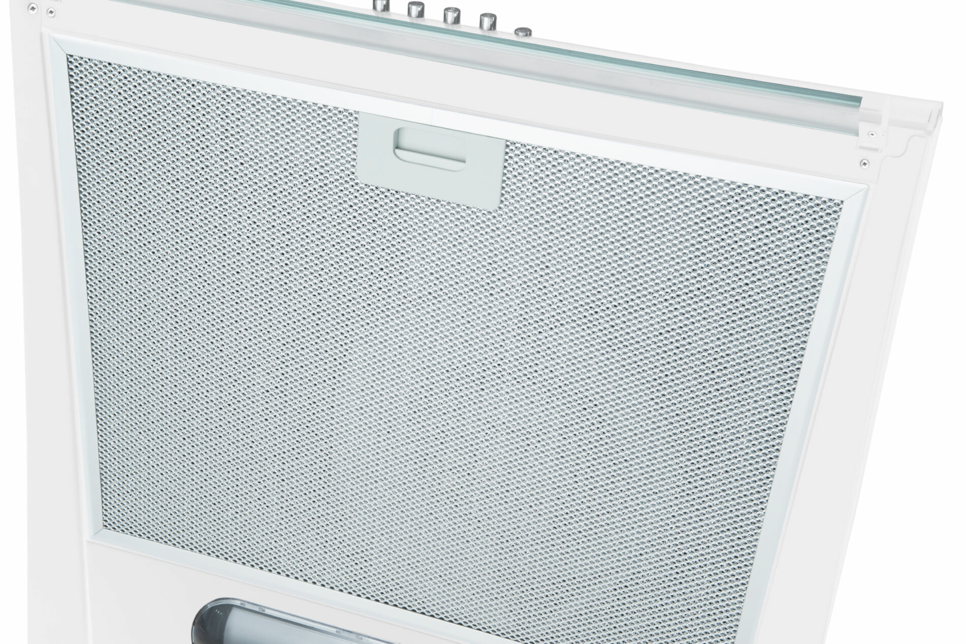 Zbliżenie metalowego filtra siatkowego wewnątrz białego okapu. Ma uchwyt. Ujęcie z góry.