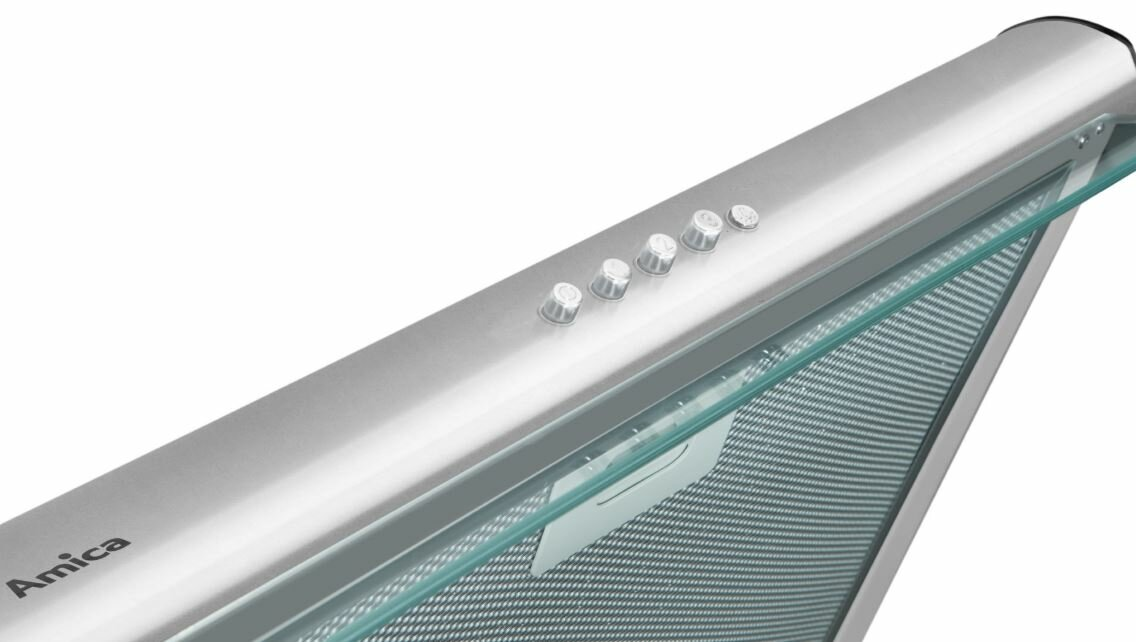 Zbliżenie srebrnego okapu Amica, pokazujące przyciski i szklany panel.