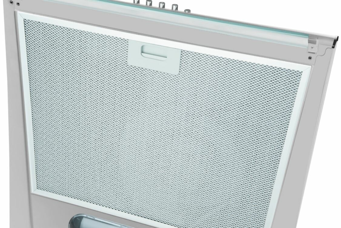 Zbliżenie srebrno-białego filtra okapu z wzorem siatki.