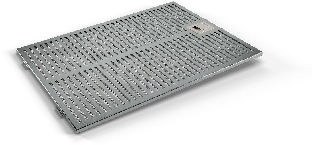 Srebrny filtr metalowy do okapu kuchennego, prostokątny z licznymi równoległymi otworami szczelinowymi.