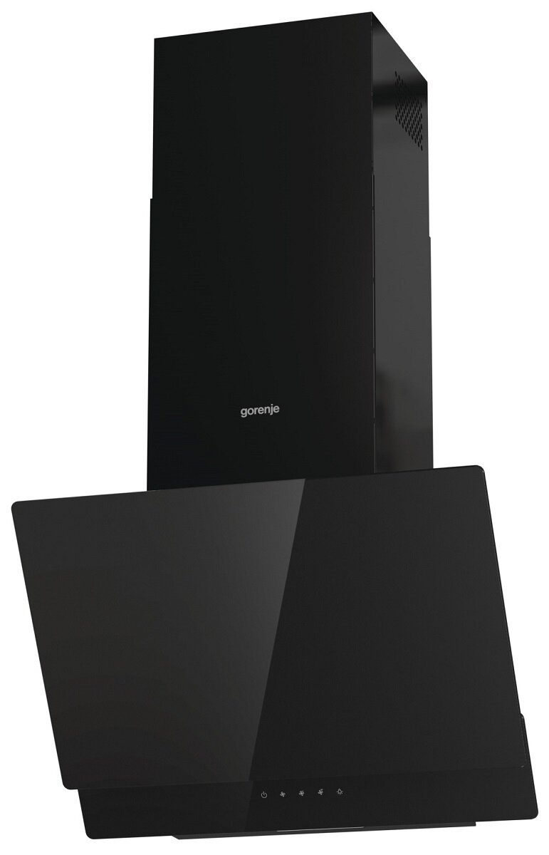 Czarny okap z pochylonym szkłem i logo 'Gorenje'. Wysoki, prostokątny komin.