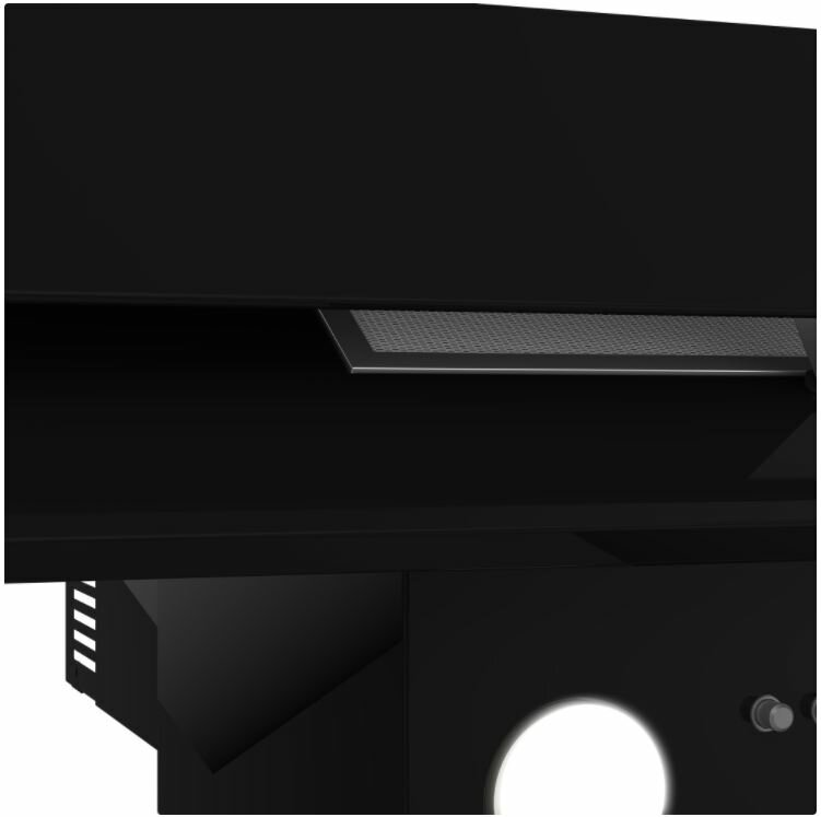 Zbliżenie czarnego urządzenia, prawdopodobnie okapu, z siatkową kratką i ukośną powierzchnią.