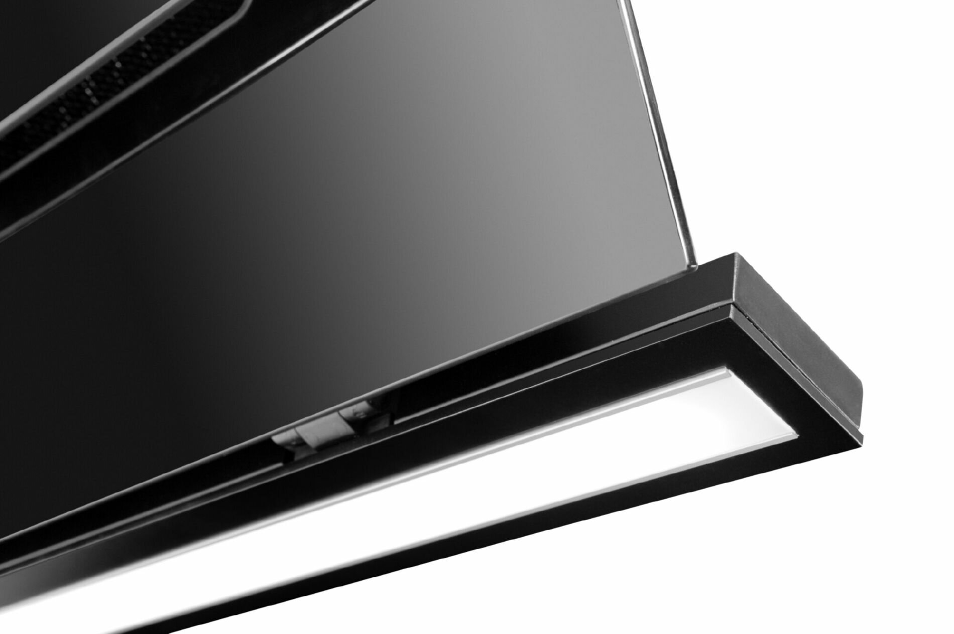Czarny okap kuchenny z jasnym, białym światłem LED, widok pod kątem na białym tle.