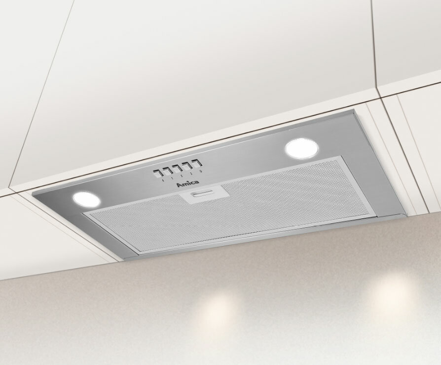 Srebrny, prostokątny okap zamontowany na białym suficie, z oświetleniem.