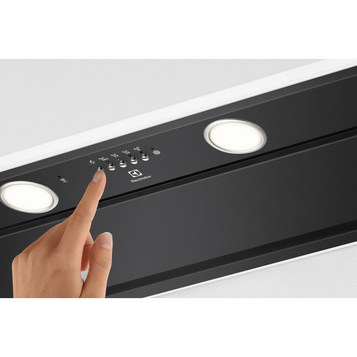 Ręka wskazująca na panel sterowania czarnego okapu z dwoma światłami.