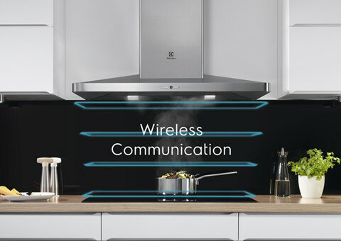 Kuchnia z płytą grzejną, okapem i słowami 'Wireless Communication'.