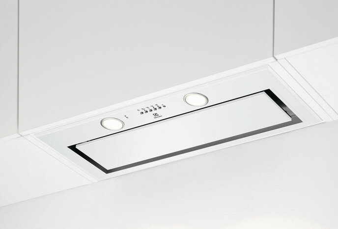 Biały, wpuszczany okap kuchenny z dwoma światłami i przyciskami sterowania, zamontowany w suficie.