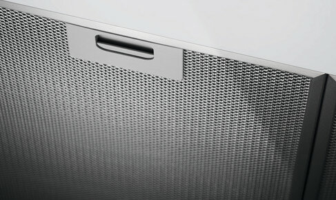 Zbliżenie filtra z metalowej siatki z uchwytem. Siatka jest gęsto tkana z małymi otworami.