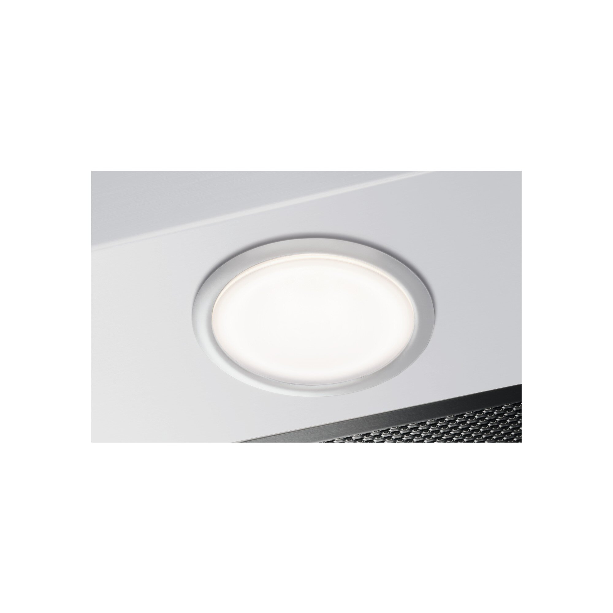 Biała okrągła oprawa oświetleniowa na białym suficie, z czernią w tle.